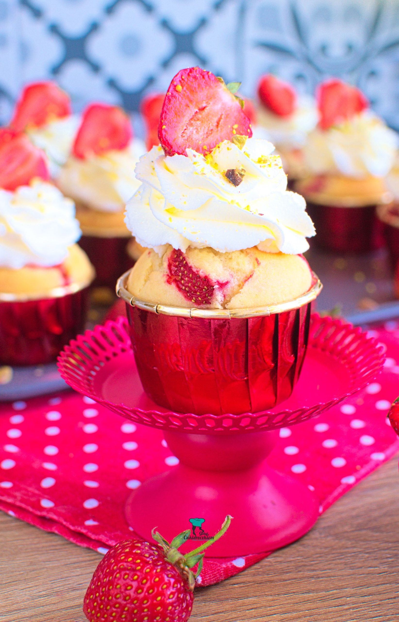 Muffinki z truskawkami i bitą śmietaną