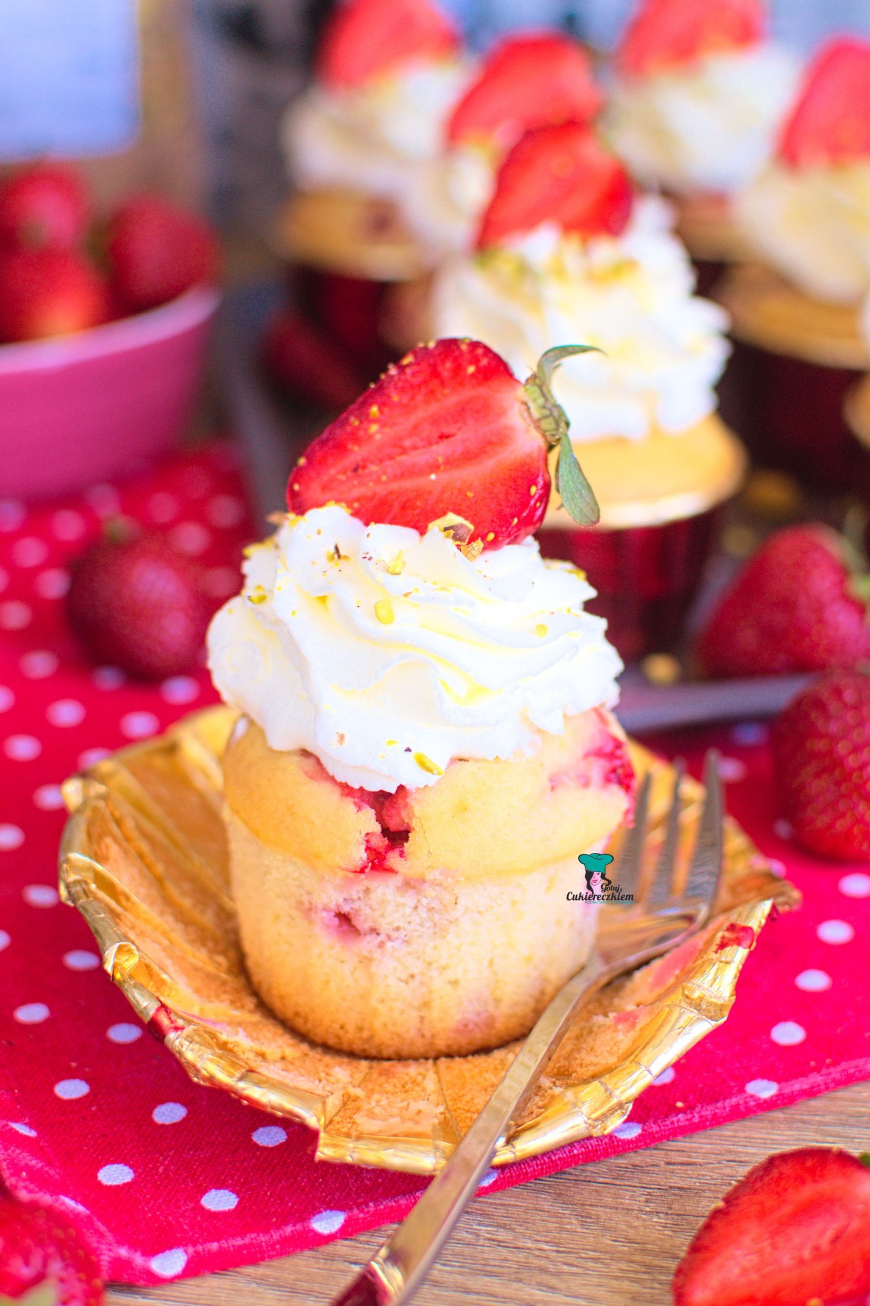 Muffinki z truskawkami i bitą śmietaną