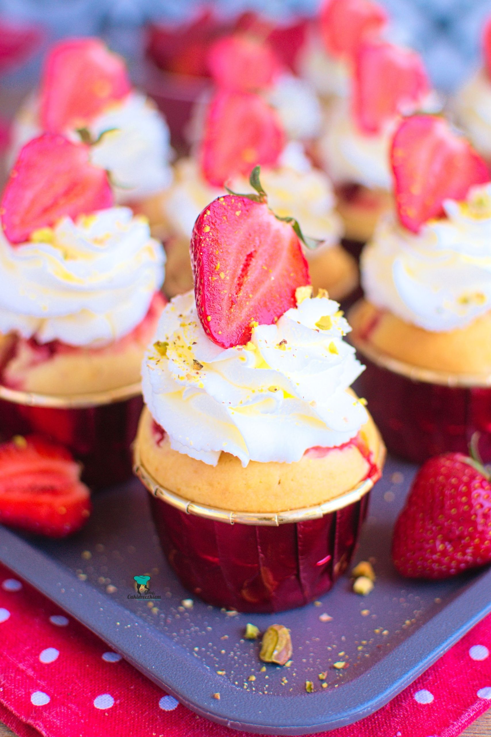 Muffinki z truskawkami i bitą śmietaną