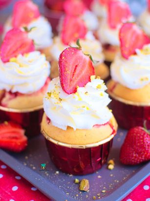 Muffinki z truskawkami i bitą śmietaną