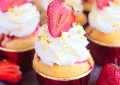 Muffinki z truskawkami i bitą śmietaną