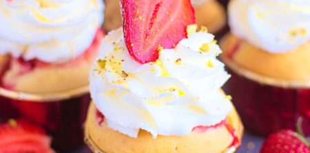 Muffinki z truskawkami i bitą śmietaną