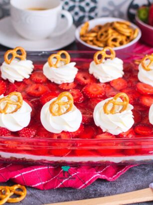 Strawberry Pretzel Salad czyli amerykańskie ciasto z precelkami i truskawkami