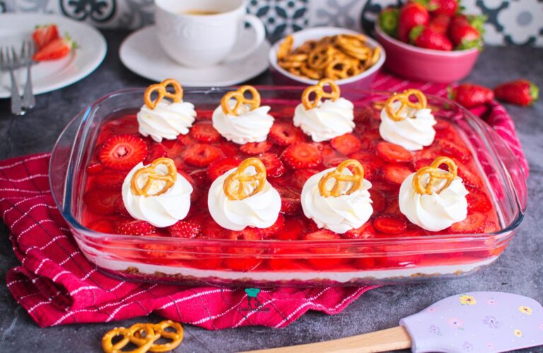 Strawberry Pretzel Salad czyli amerykańskie ciasto z precelkami i truskawkami
