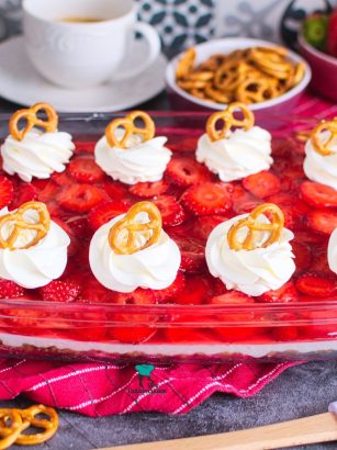 Strawberry Pretzel Salad czyli amerykańskie ciasto z precelkami i truskawkami