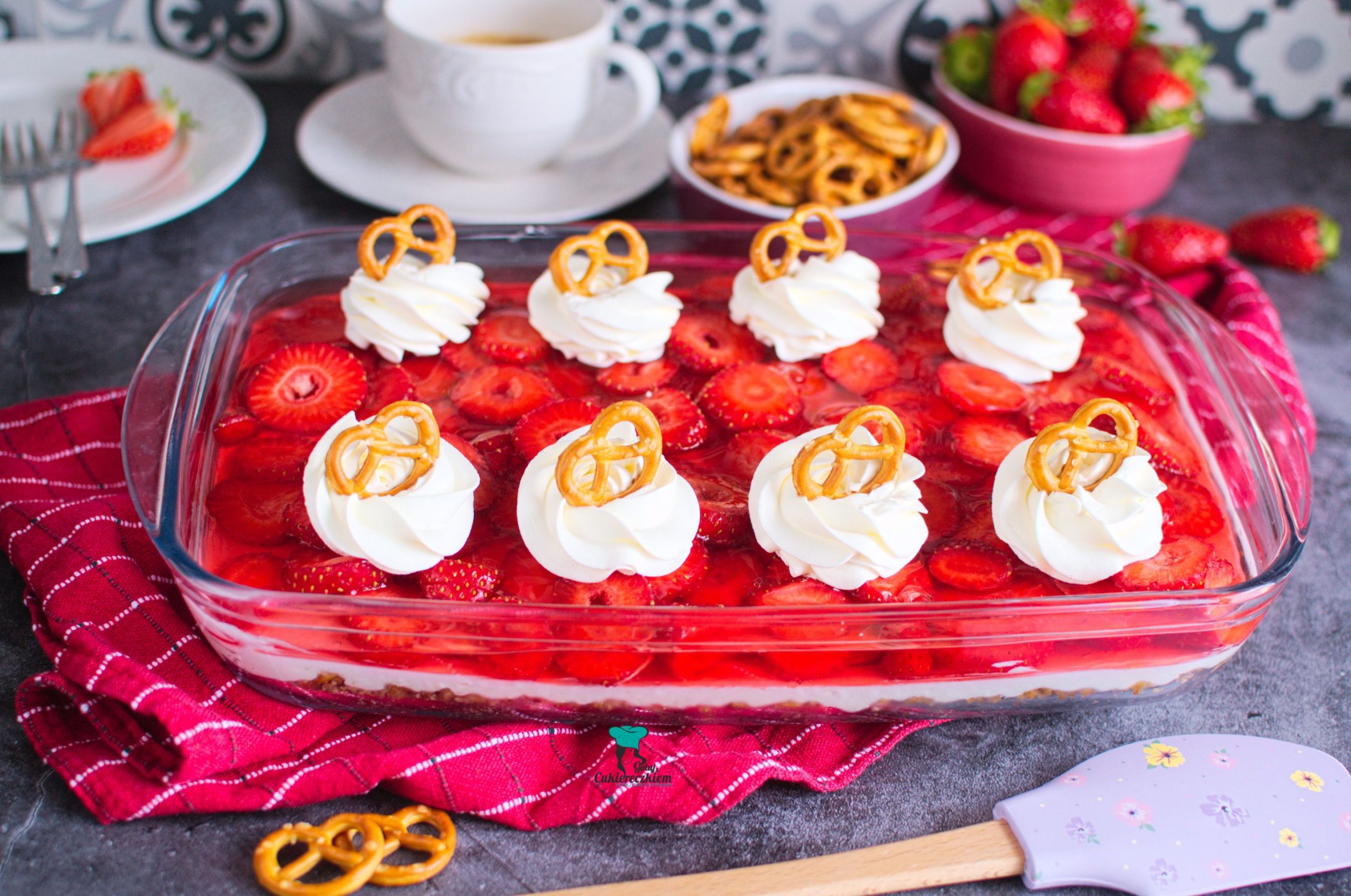 Strawberry Pretzel Salad czyli amerykańskie ciasto z precelkami i truskawkami