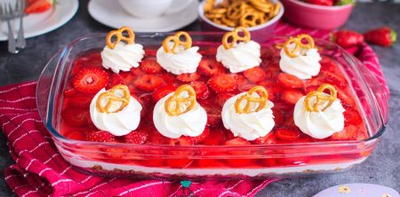 Amerykańskie ciasto z precelkami i truskawkami