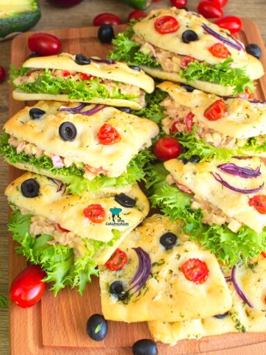 Bułki focaccia z sałatką z tuńczyka
