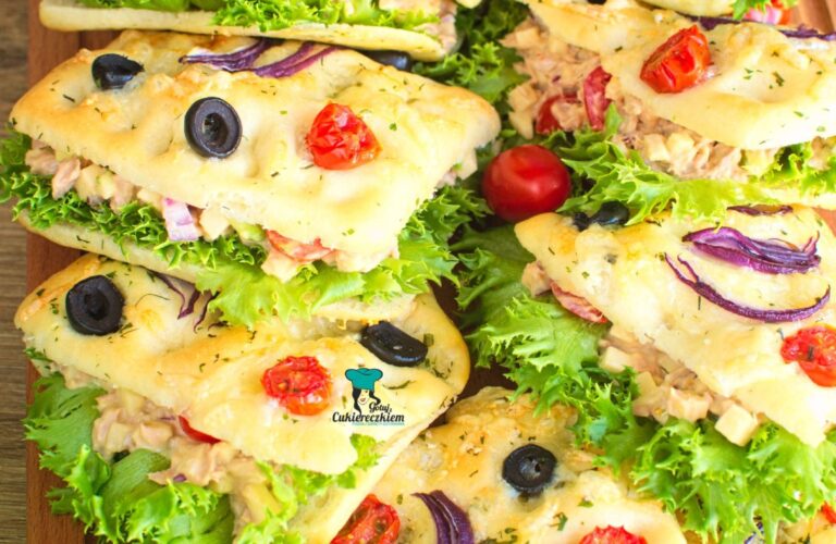 Bułki focaccia z sałatką z tuńczyka