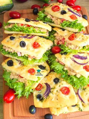 Bułki focaccia z sałatką z tuńczyka