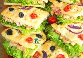 Bułki focaccia z sałatką z tuńczyka