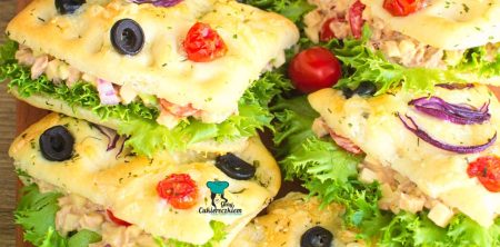 Bułki focaccia z sałatką z tuńczyka