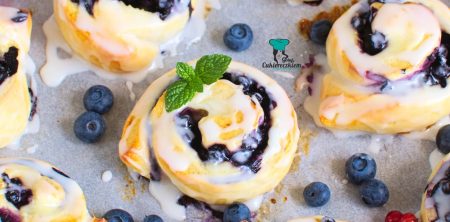 Drożdżowe ślimaczki z budyniem i jagodami