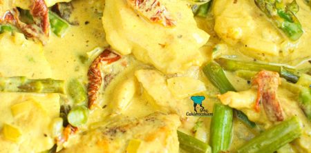 Kurczak w kremowym sosie ze szparagami i suszonymi pomidorami