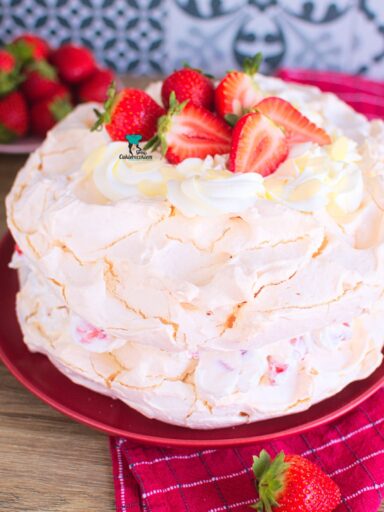 Tort bezowy z truskawkami
