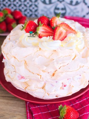 Tort bezowy z truskawkami