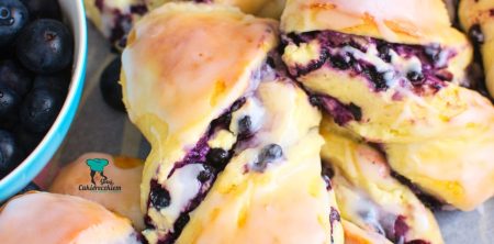 Zakręcone drożdżówki z serem i jagodami
