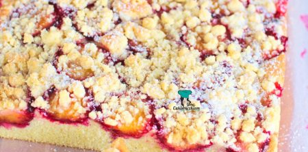 Puszyste ciasto ze śliwkami i kruszonką