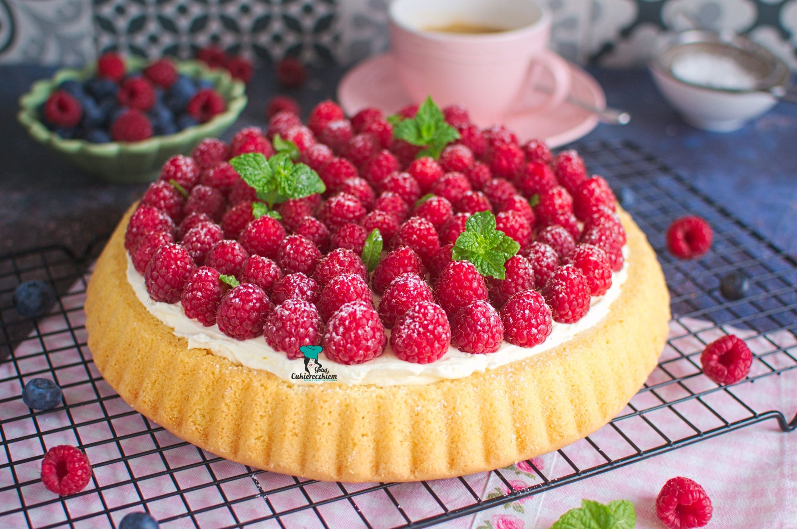 Tarta biszkoptowa z malinami