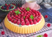 Tarta biszkoptowa z malinami