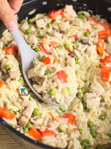 Orzo z kurczakiem, papryką i groszkiem