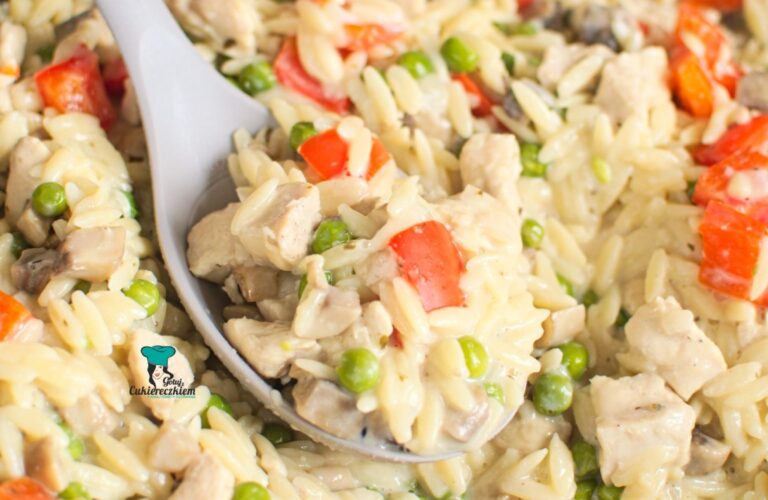 Orzo z kurczakiem, papryką i groszkiem