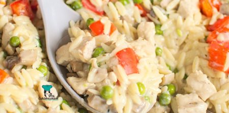 Orzo z kurczakiem, papryką i groszkiem