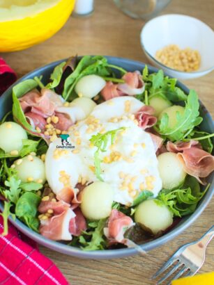 Sałatka z prosciutto, melonem i burratą