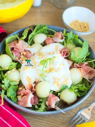 Sałatka z prosciutto, melonem i burratą