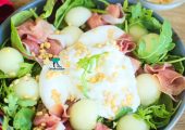Sałatka z prosciutto, melonem i burratą