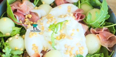 Sałatka z prosciutto, melonem i burratą