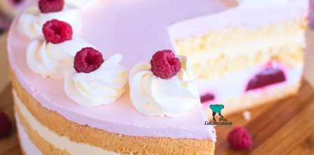 Tort z malinami i kremem budyniowym