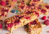 Batoniki owsiane z miodem i malinami (flapjacks)