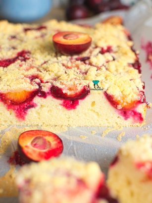 Proste ciasto na maślance ze śliwkami i kruszonką