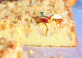 Puszyste ciasto z jabłkami i kruszonką
