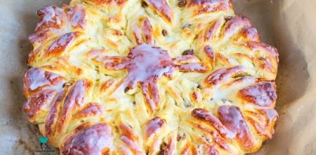 Drożdżowa gwiazda z serem i budyniem