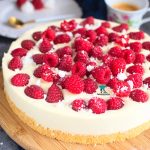 Ciasto z białą czekoladą i malinami