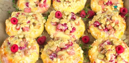 Drożdżówki z rabarbarem, malinami i białą czekoladą