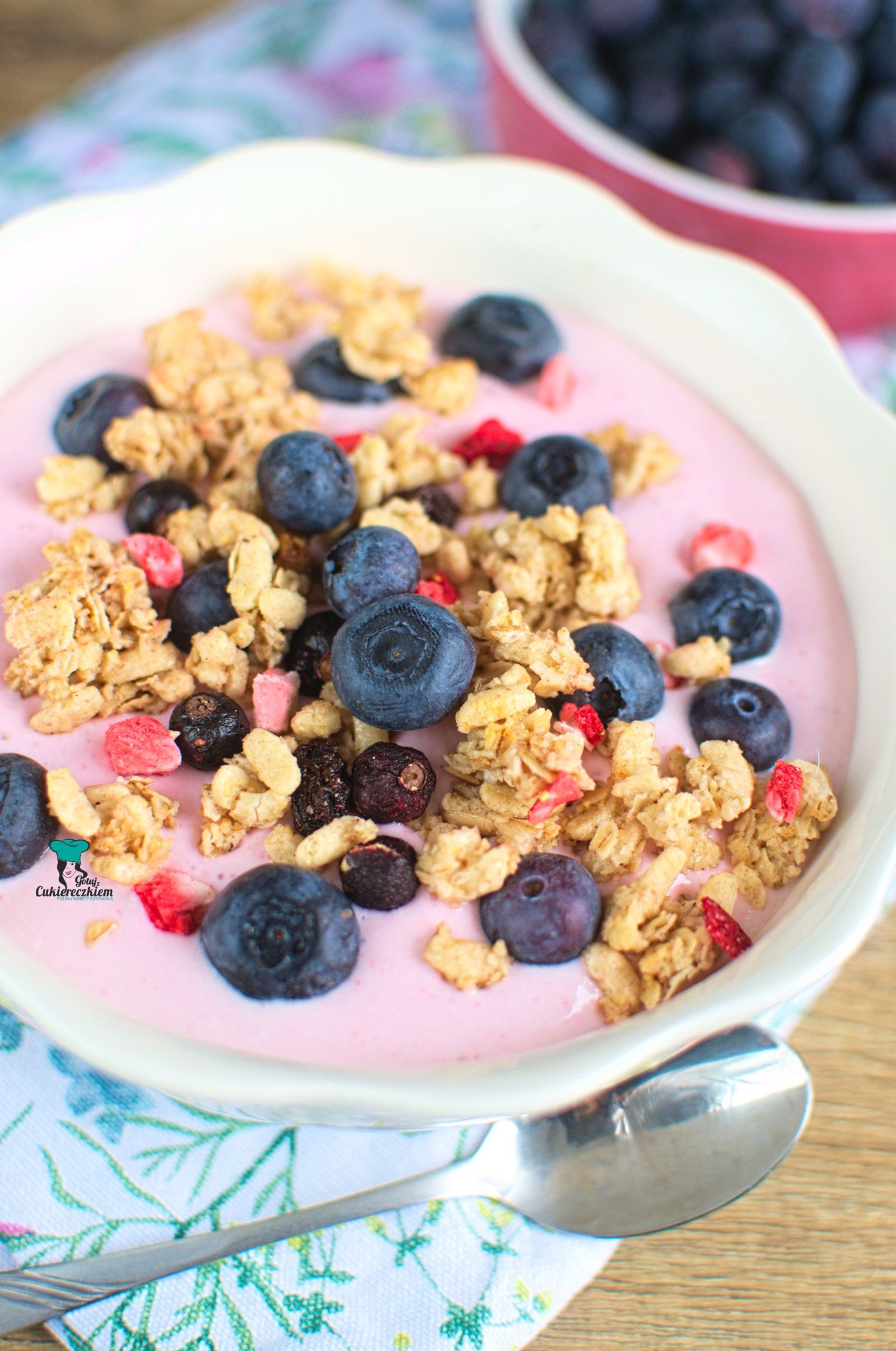 Smoothie bowl truskawkowe z serkiem wiejskim