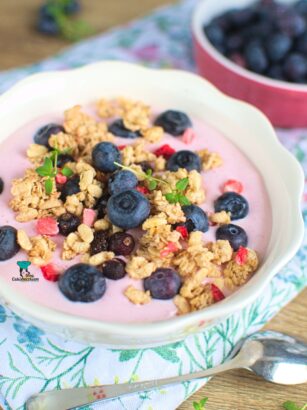 Smoothie bowl truskawkowe z serkiem wiejskim