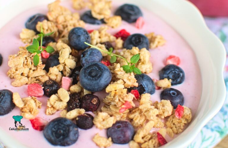Smoothie bowl truskawkowe z serkiem wiejskim