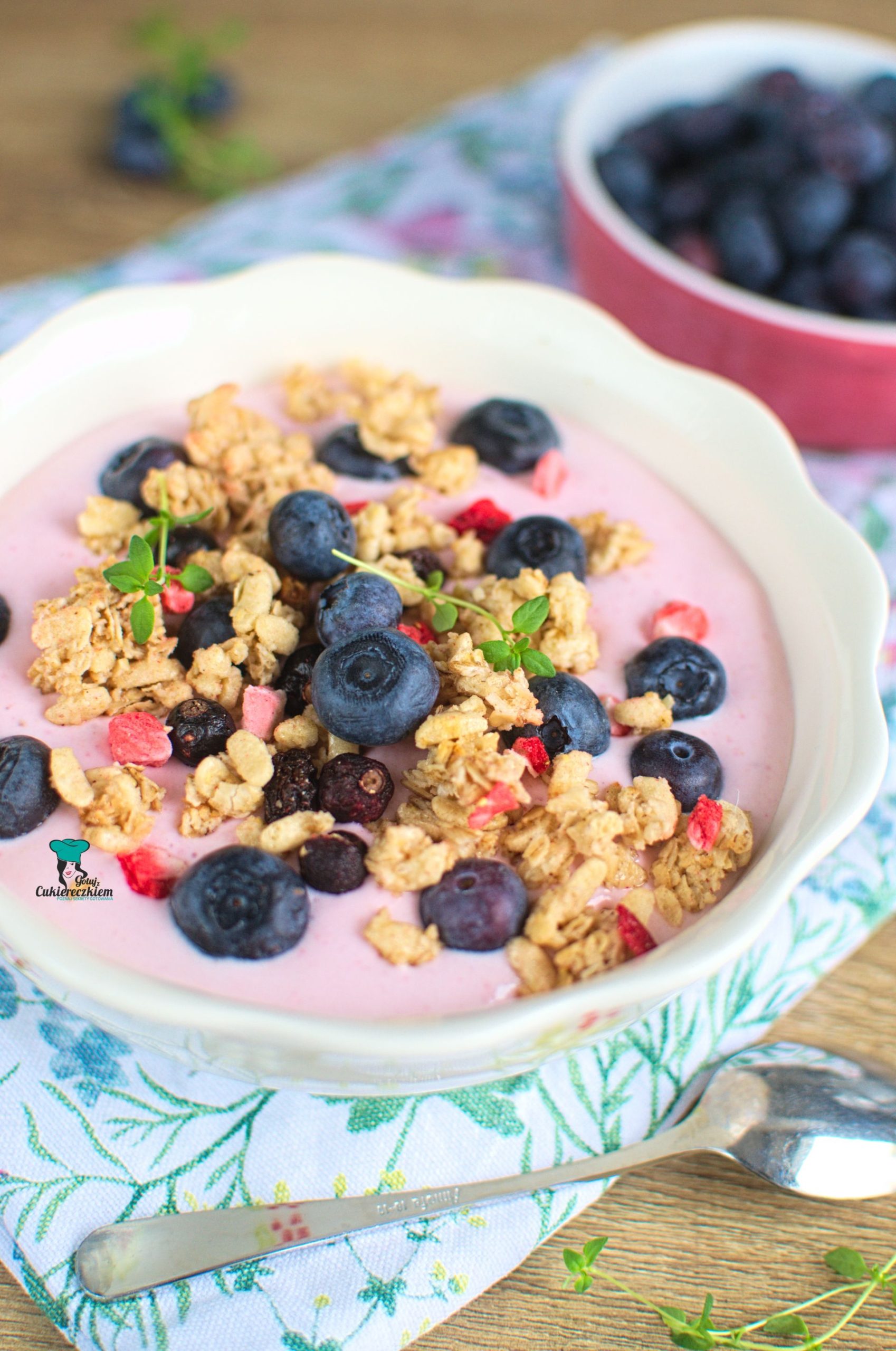 Smoothie bowl truskawkowe z serkiem wiejskim