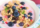 Smoothie bowl truskawkowe z serkiem wiejskim