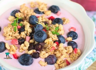 Smoothie bowl truskawkowe z serkiem wiejskim