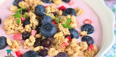 Smoothie bowl truskawkowe z serkiem wiejskim