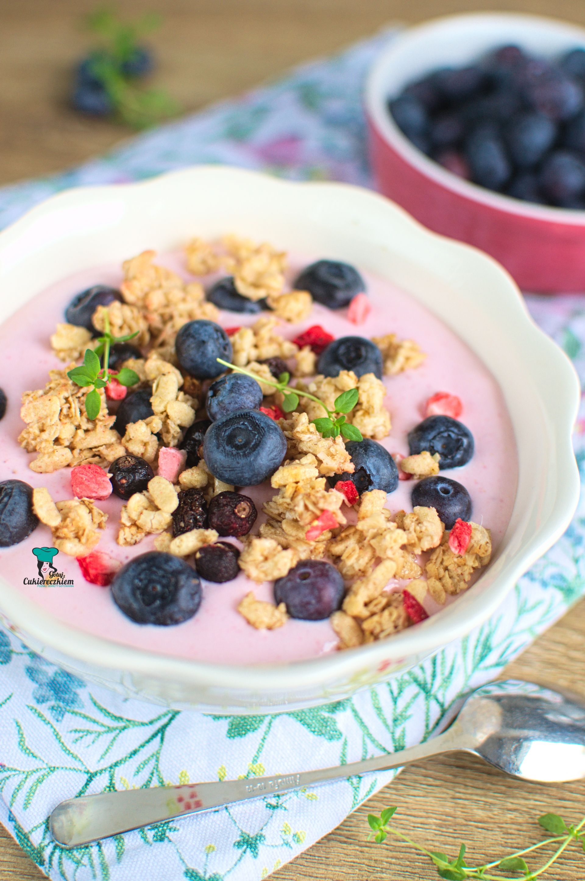 Smoothie bowl truskawkowe z serkiem wiejskim