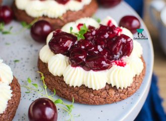 Ciastka czekoladowe z kremem i wiśniami