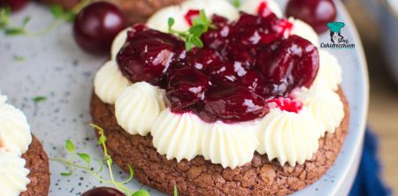 Ciastka czekoladowe z kremem i wiśniami