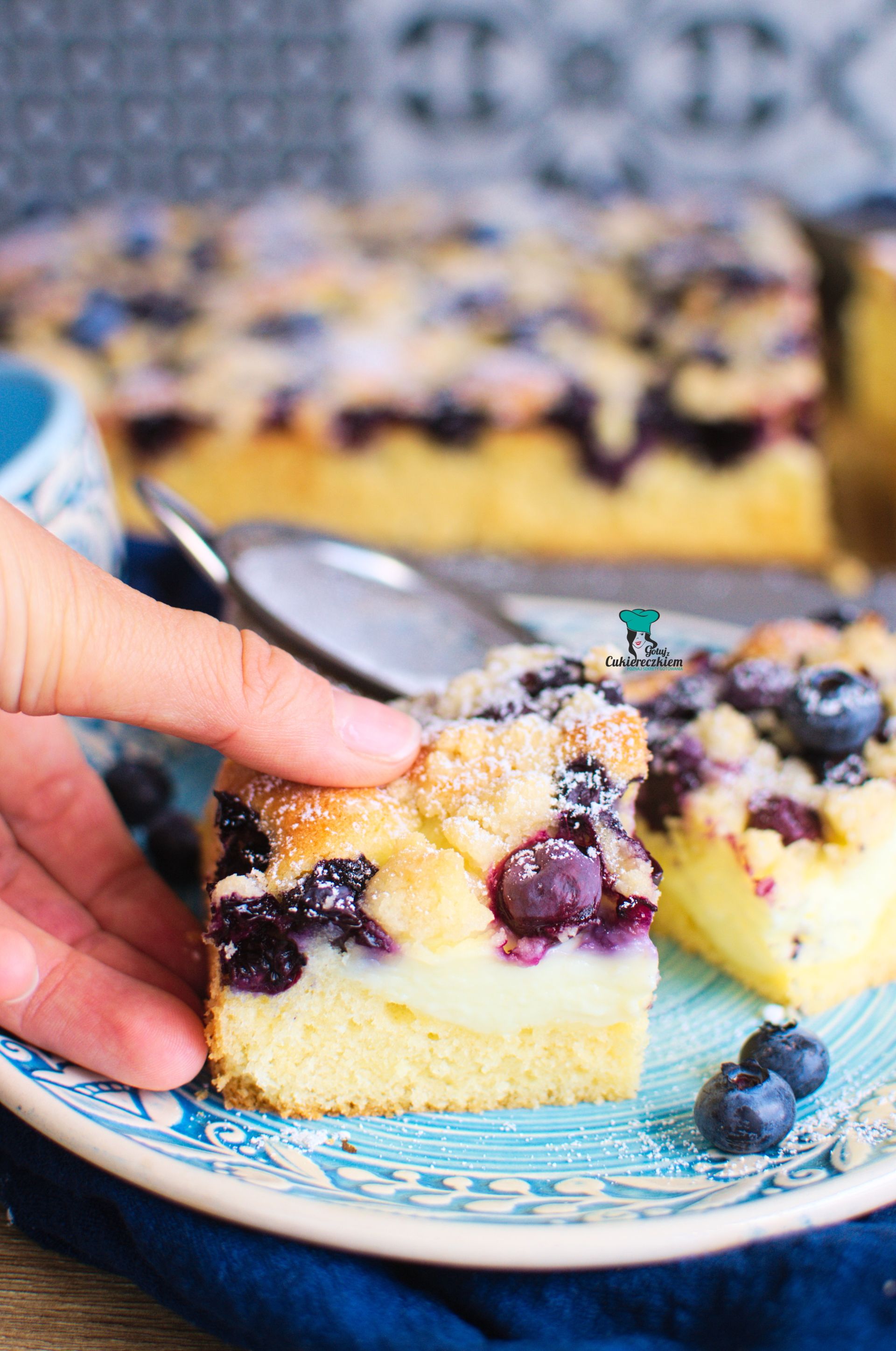 Puszyste ciasto z budyniem, borówkami i kruszonką