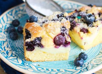 Puszyste ciasto z budyniem, borówkami i kruszonką